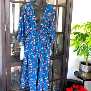 Beautiful cover up, size small worm once. Great for pool or festival.